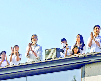 Big B, Akshay, Hrithik take part in Janata Curfew clapping initiative