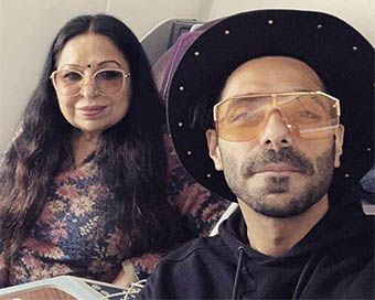 Aparshakti Khurana with his mom