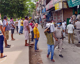 Social distancing norms go for a toss outside Delhi liquor shops