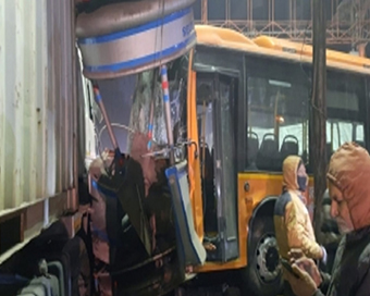 Electric bus runs over bystanders in Kanpur