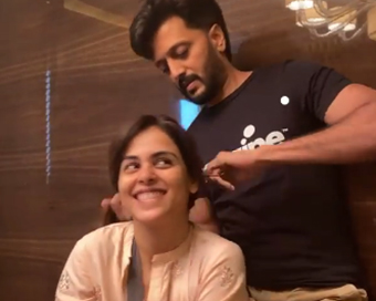 Riteish turns hairstylist wife Genelia