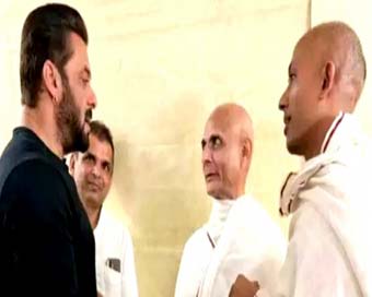 Salman Khan meets Jain monk as he accomplishes 180-day fast
