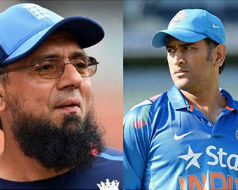 Saqlain Mushtaq (right), MS Dhoni (left)