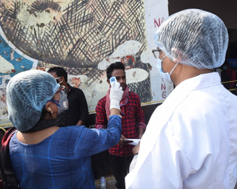 Patna: Migrant workers from Mumbai and Pune who returned to Patna after COVID-19 pandemic brought daily businesses at a halt, being screened for COVID-19 during nationwide shutdown - Janata Curfew - imposed to contain the spraed of coronavirus on Mar