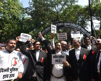 Mumbai: Lawyers continue to protest for the fourth day, outside the Andheri Court in Mumbai, on Nov 6, 2019. (Photo: IANS)